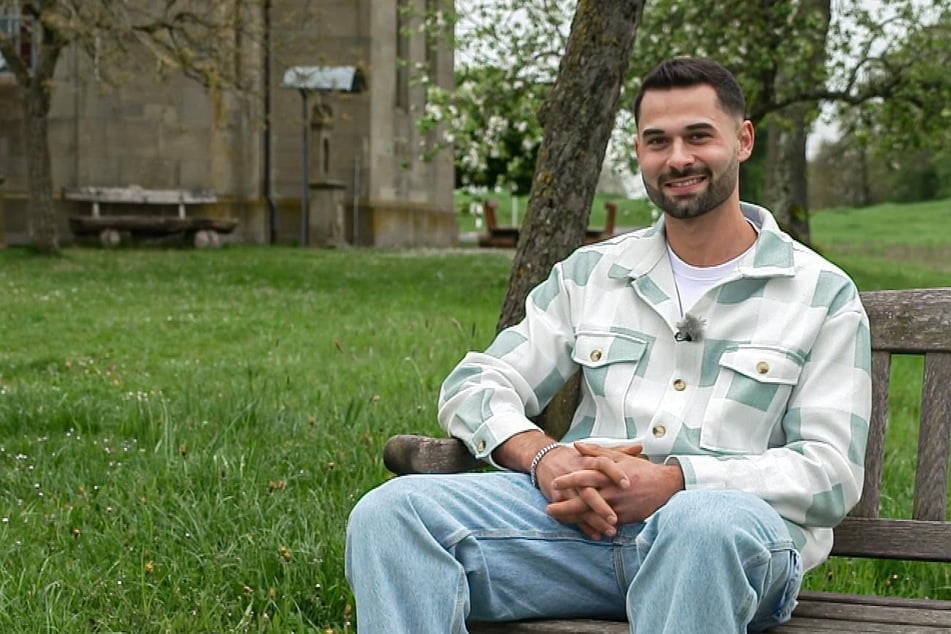 Bastian (25) ist gelernter Industriemechaniker und hat vor einem Jahr eine Ausbildung zum Landwirt abgeschlossen.