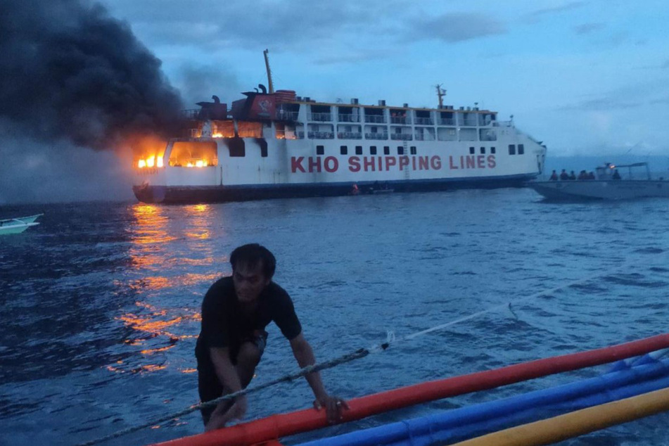 Als sie vom Feuer erfuhren, sollen einige Passagiere sofort ins Wasser gesprungen sein.