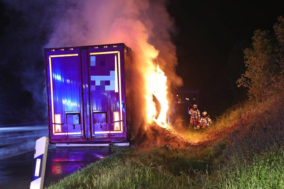 Die Rettungskräfte der Feuerwehr sind seit circa 4 Uhr auf der A17 im Einsatz.