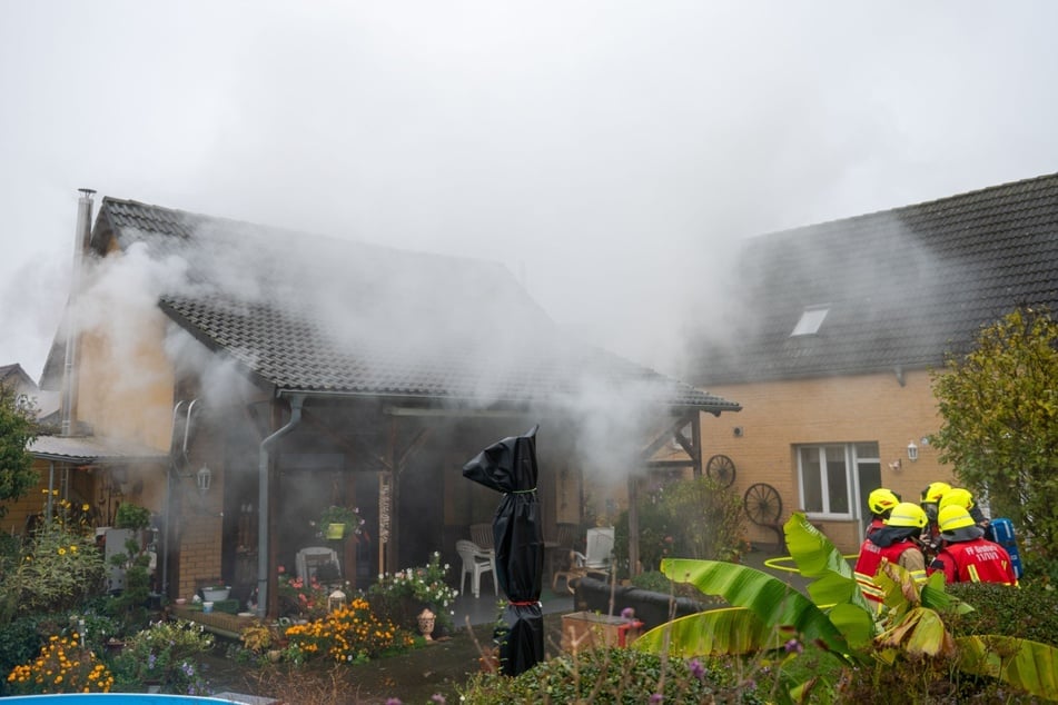 Dichter Rauch breitete sich über diesem Wohnhaus aus.