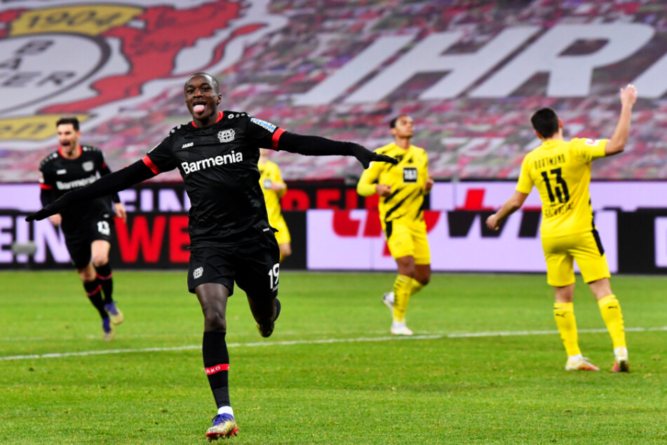 Jubel über ein herrliches Tor: Moussa Diaby (2.v.l.) feiert seinen 1:0-Führungstreffer für Bayer 04 Leverkusen gegen Borussia Dortmund.