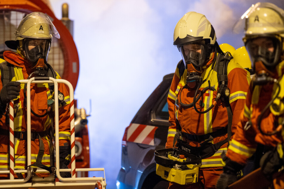 Erst versuchte der Geschäftsführer noch selbst zu löschen, dann rückte die Feuerwehr an. (Symbolbild)