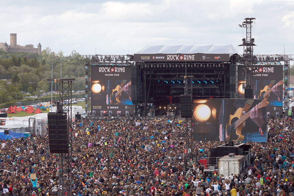 Rockfans drängen sich 2019 beim Auftritt der Band Feine Sahne Fischfilet vor der Hauptbühne von "Rock am Ring".