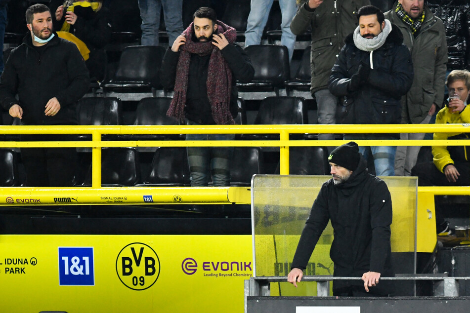 BVB-Coach Marco Rose (u.-r.) sah die Gelb-Rote Karte und wurde aus der Coaching-Zone verwiesen.