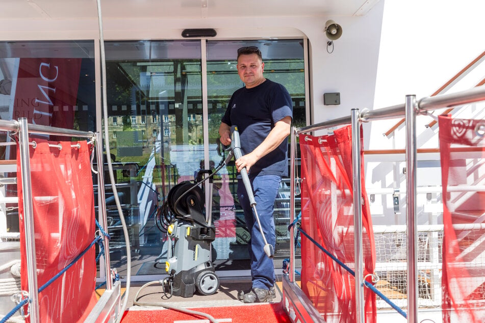 Viking-Mitarbeiter Nikola (40) nutzte die Zeit am Freitag für Reinigungsarbeiten.