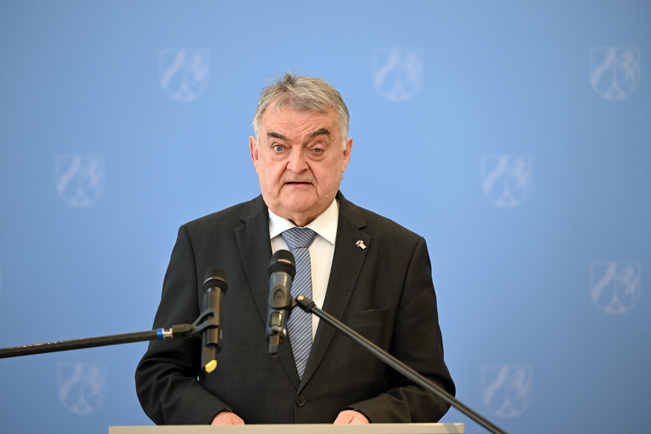 NRW-Innenminister Herbert Reul (70, CDU) will die Sirenen auf der Hauptfeuerwache in Essen persönlich auslösen.