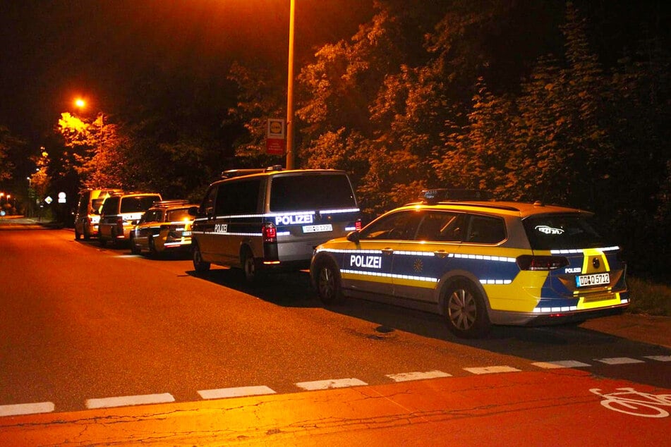 Mehrere Streifenwagen stehen in der Nacht zu Freitag an der Lene-Voigt-Straße, Ecke Höltystraße.