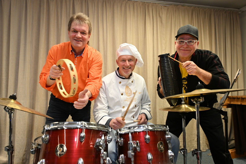 Ulrich Gerbeth (63, v.l.), Bäcker Thomas Heller (56) und "DJ Bongo" Frank Rotzsch (71) wollen das Stollenfest mit einem Brummers-Song rocken.