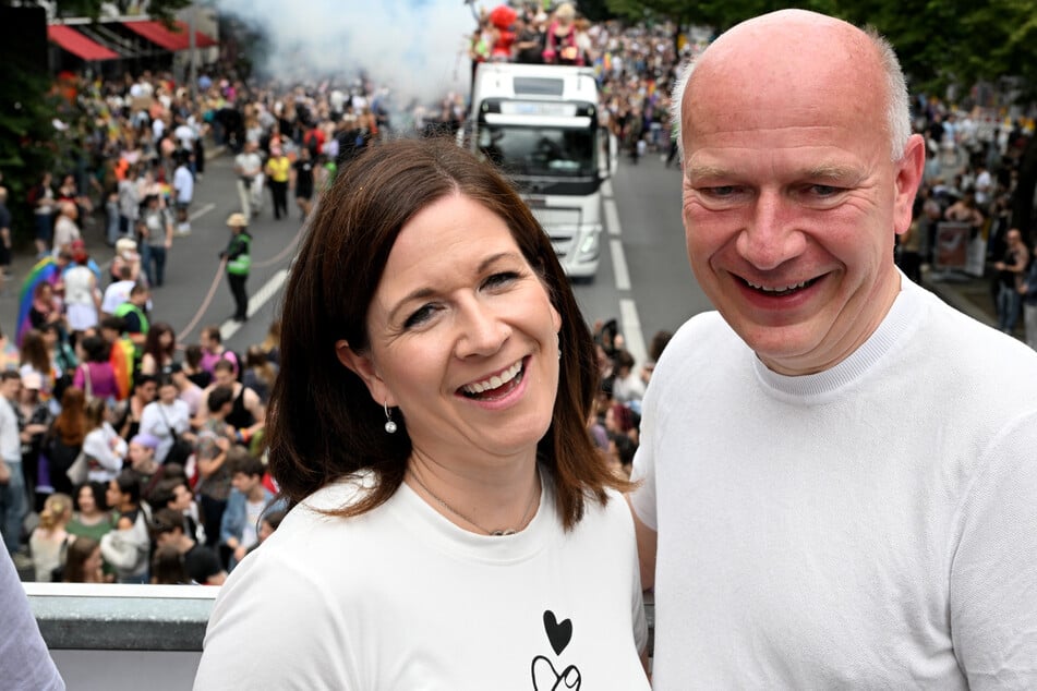 Partnerlook auf dem CSD: Kai Wegner und Senatorin Arm in Arm gegen Hass!