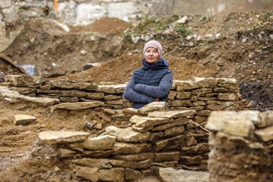 Grabungsleiterin Susanne Schöne (47) hat auf den drei Grabungsstellen allerhand zu tun.