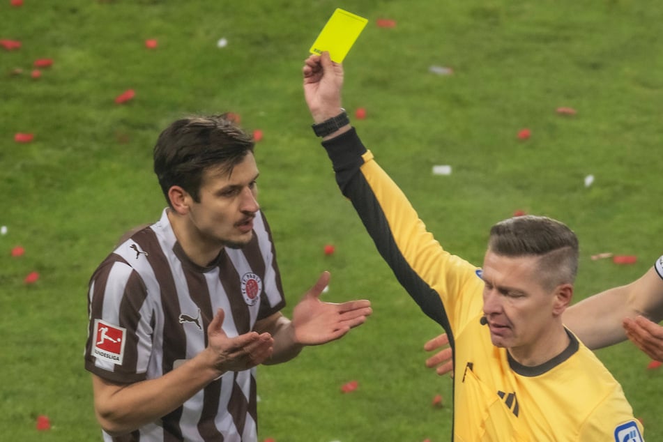 Adam Dzwigala (30, l) sah im Derby seine fünfte gelbe Karte und fehlt damit am Dienstag im Nachholspiel gegen RB Leipzig.