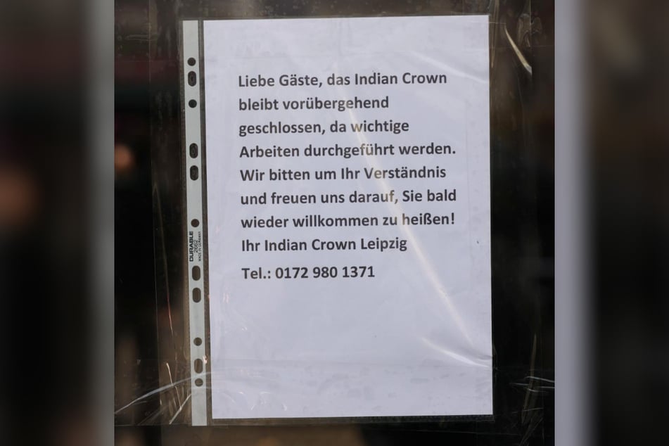 Ein Schild an der Tür informiert die Gäste über die vorübergehende Schließung.