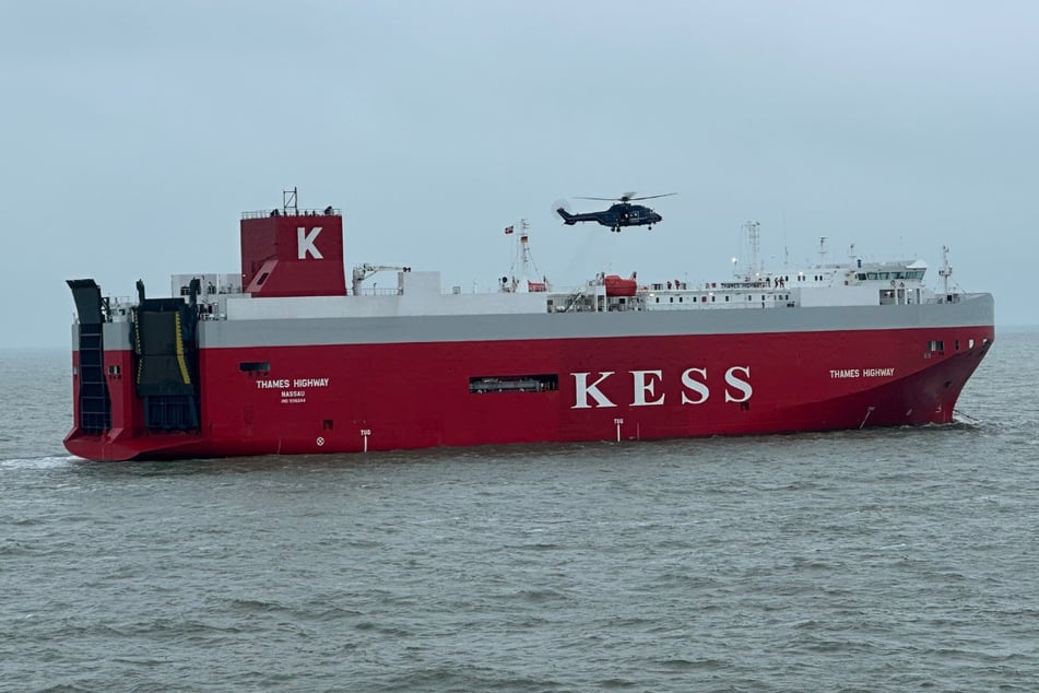 Ein Hubschrauber holt eine Einsatzkraft von dem Frachter.