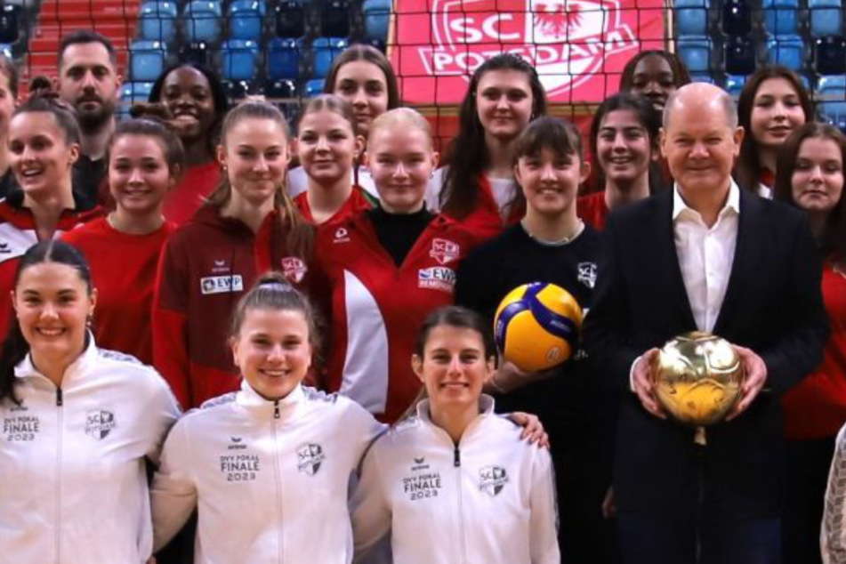 Bundeskanzler Olaf Scholz zu Gast bei Bundesliga- Volleyballerinnen
