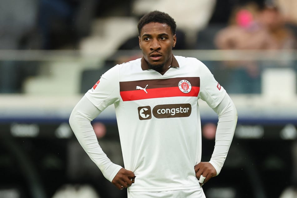 Oladapo Afolayan (27) steht beim FC St. Pauli vor dem Aus. Zuletzt fehlte er aus sportlichen Gründen im Kader.
