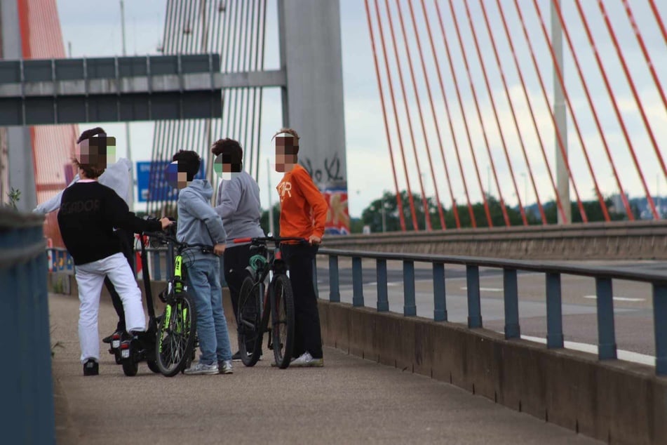 Auch Jugendliche hielten sich trotz der Sperrung auf der Bonner Nordbrücke auf. Die Behörden warnen eindringlich vor den Gefahren.