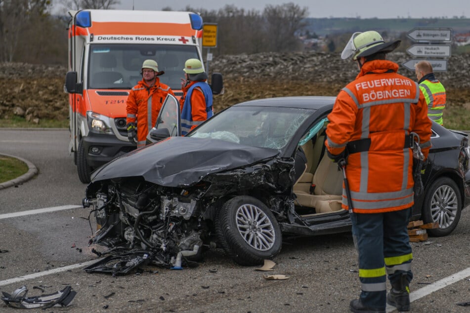 Audis krachen frontal zusammen: Zwei Menschen verletzt!