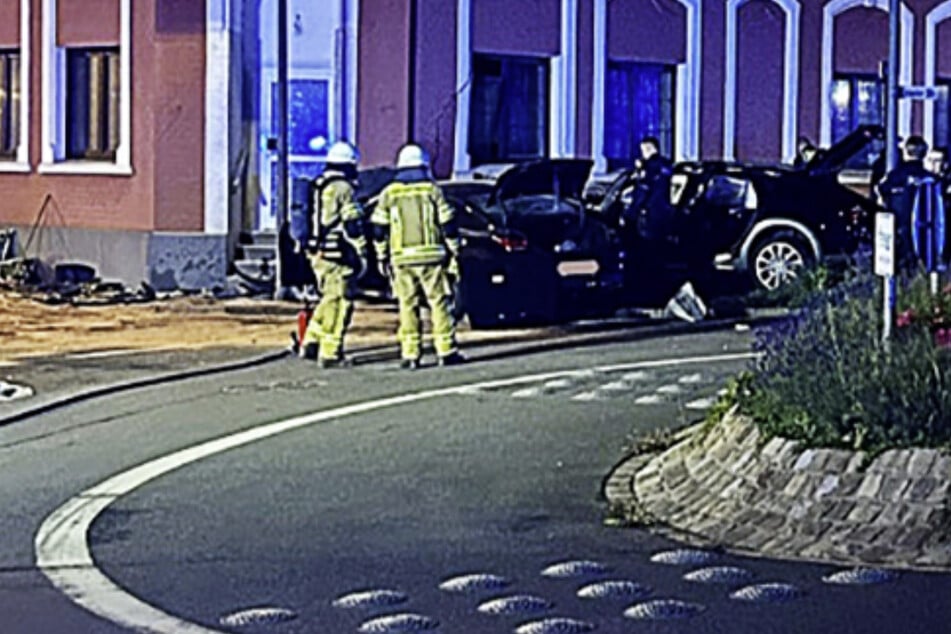 Hauswand-Crash kostet Menschenleben: Mutmaßliche Diebe verunglücken in Kreisverkehr