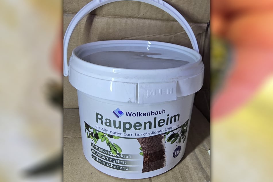 Sogenannter Raupenleim ist hierzulande als "umweltfreundliche Methode" zur Schädlingsbekämpfung frei erhältlich. Die Wildvogelhilfe appelliert nun an Bau- und Gartenmärkte, auf den Verkauf zu verzichten.