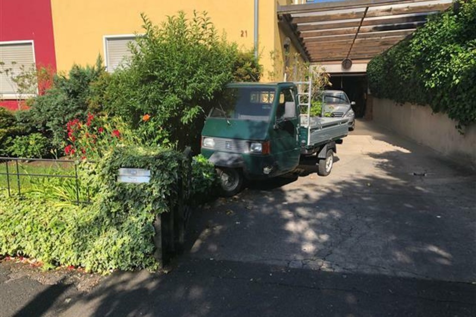 Mit dem Traktor-Gespann rammten die drei noch Unbekannten wohl auch eine Piaggio APE.