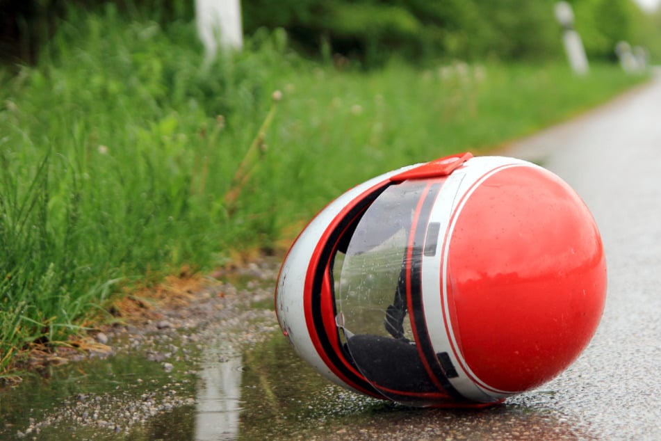 Schwerer Unfall: Motorradfahrer prallt gegen anderen Biker und kracht gegen Laternenmast