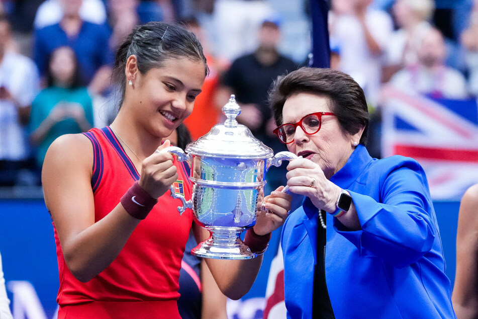 Tennis legend Billy Jean King hands the trophy to Emma Raducanu at the closing ceremony.