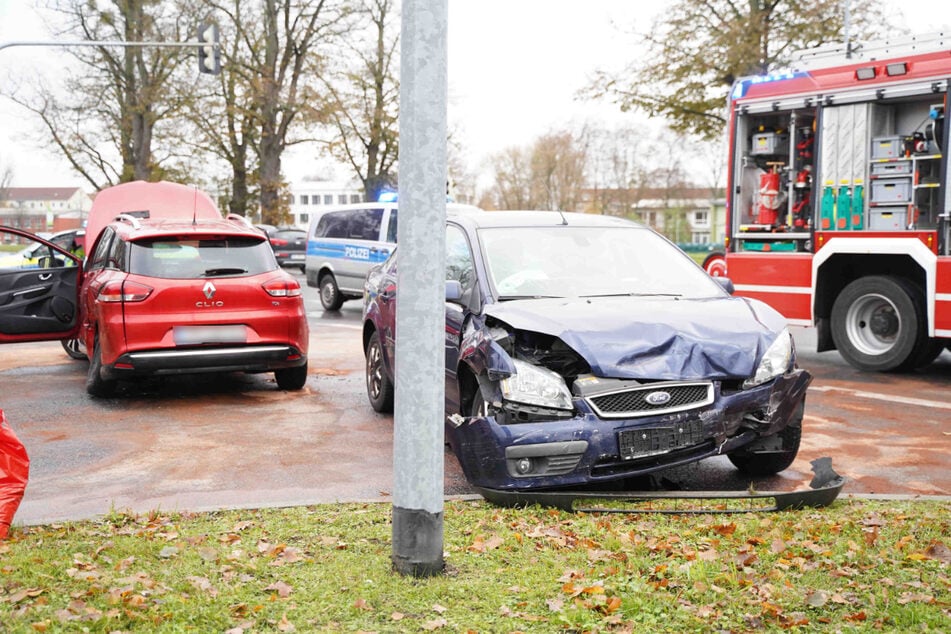 Die Fahrerin (68) des Renault erwischte es bei dem Unfall besonders schwer, sie wurde bei dem Zusammenstoß mit dem Ford schwer verletzt.