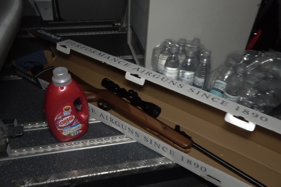 Mit dem Luftgewehr hatten die drei Studenten auf eine Waschmittel-Flasche gezielt.