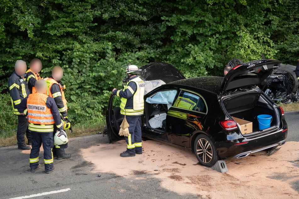 Rettungskräfte der Feuerwehr befreiten die eingeklemmten Personen aus den Autos.