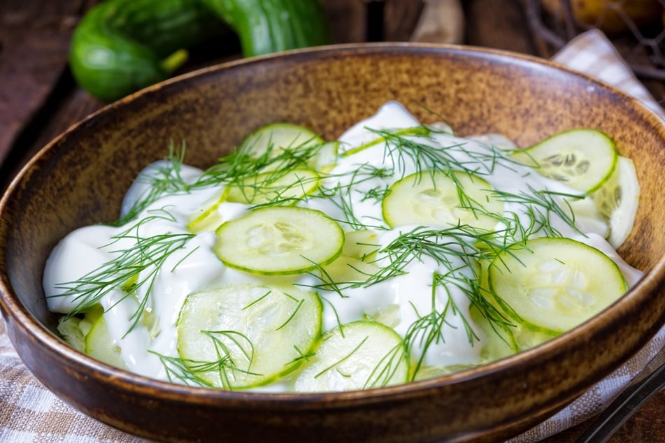 Erfrischender Gurkensalat mit Schmand und Dill