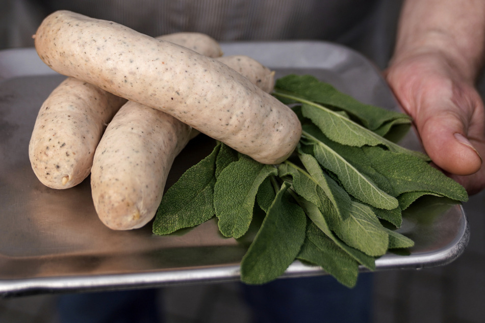 In der Bratwurstmasse sorgen Salbeiblätter für einen aromatischen Geschmack.