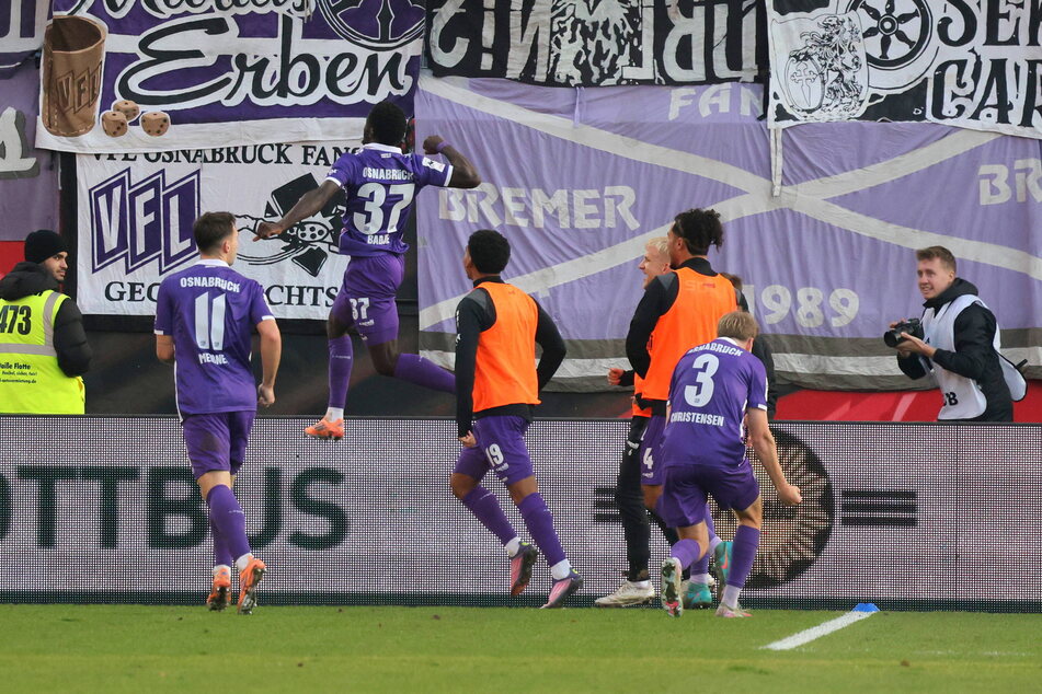 Osnabrücks Ismail Badjie (Nr. 37) hebt nach seinem goldenen Treffer ab zum Jubeln.
