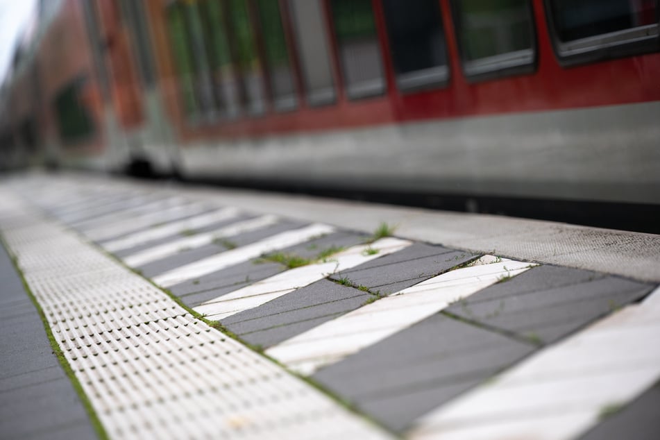 Durch das mutige Eingreifen der Zugbegleiterin und des Lokführers konnte der jungen Frau geholfen werden. (Symbolfoto)