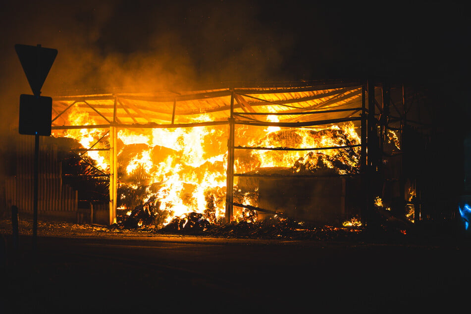 Über 1000 Strohballen befanden sich in der Lagerhalle.