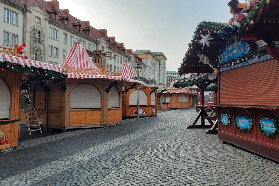 Die Weihnachtsmarktbuden stehen schon. Wann sie öffnen dürfen, ist noch nicht ganz sicher.