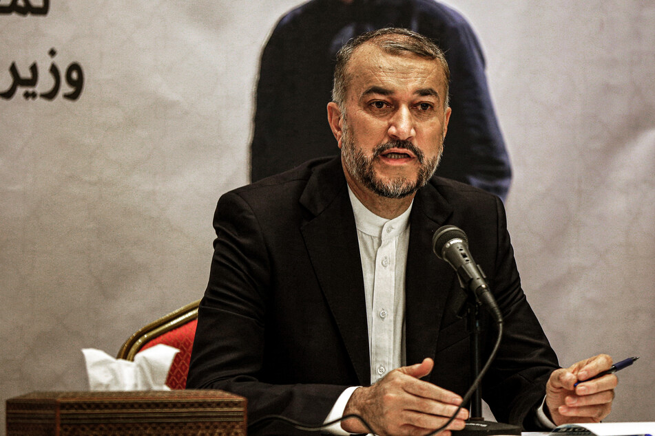 Hussein Amirabdollahian (59), Außenminister des Iran, spricht während einer Pressekonferenz in der iranischen Botschaft.