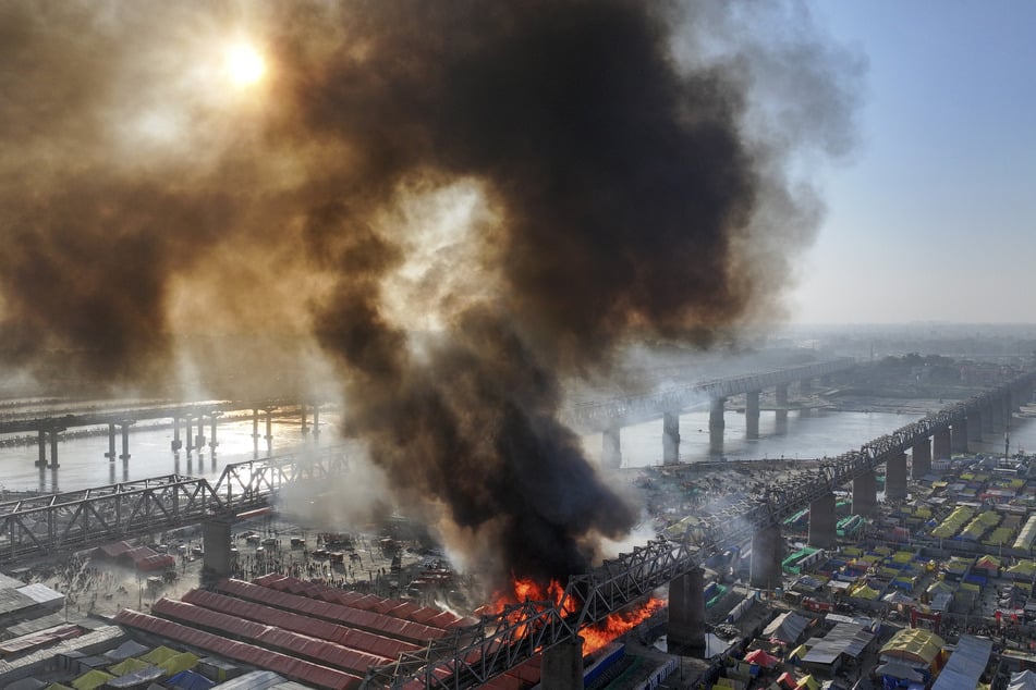 Das Feuer brach am Sonntagnachmittag durch die Explosion zweier Gaskochflaschen aus.