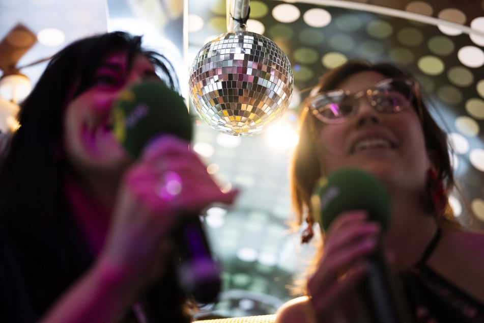 Egal ob mit Freuden oder alleine - im Karaoke Bus hat sicherlich jeder Spaß. (Symbolfoto)
