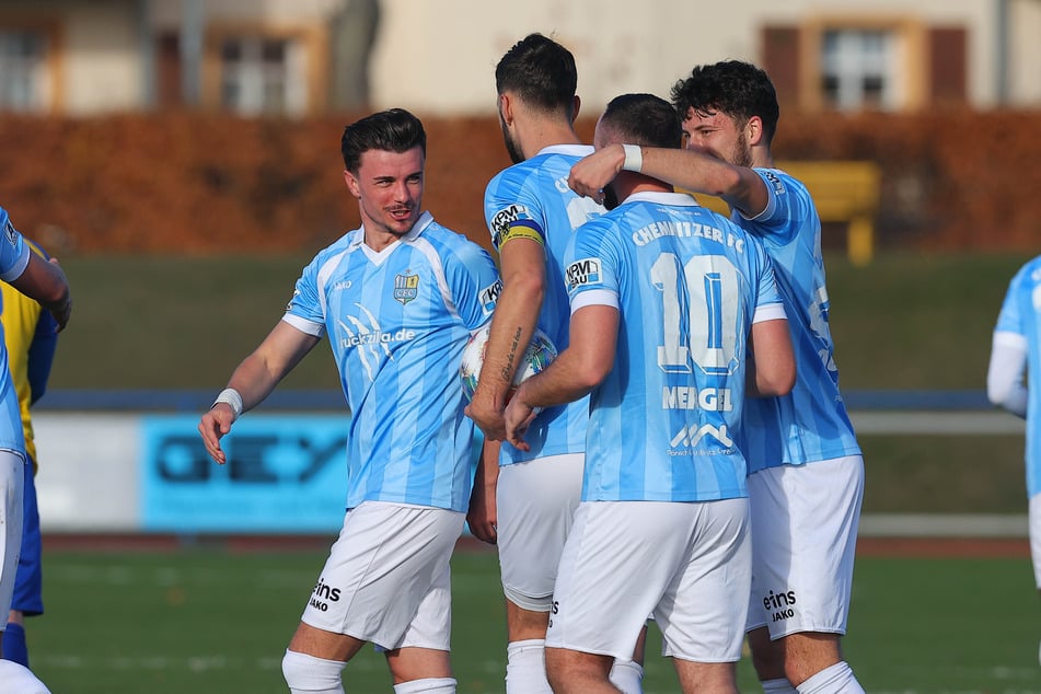 CFC-Spieler Leon Damer (25, l.) jubelt nach seinem 2:0-Treffer gegen Reichenbach.