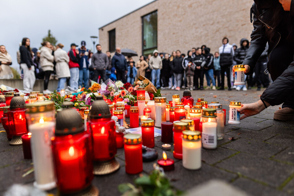 Zahlreiche Menschen gedachten des getöteten Jungen an einer Offenburger Schule.