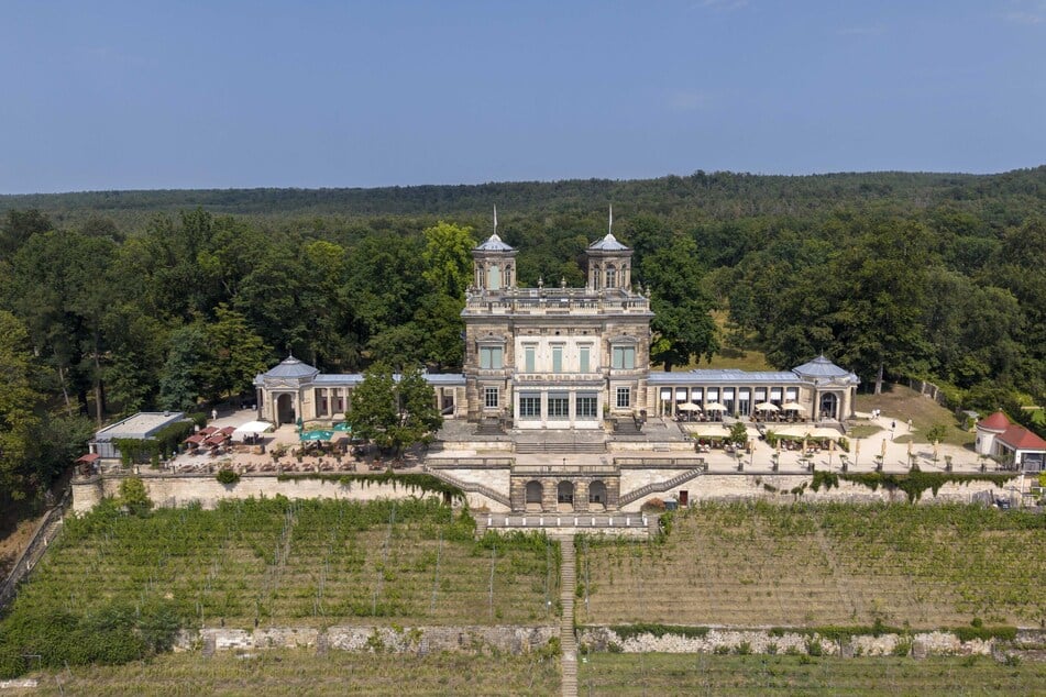 Das Lingnerschloss (1850 bis 1853 erbaut) prägt das Elbhang-Panorama.