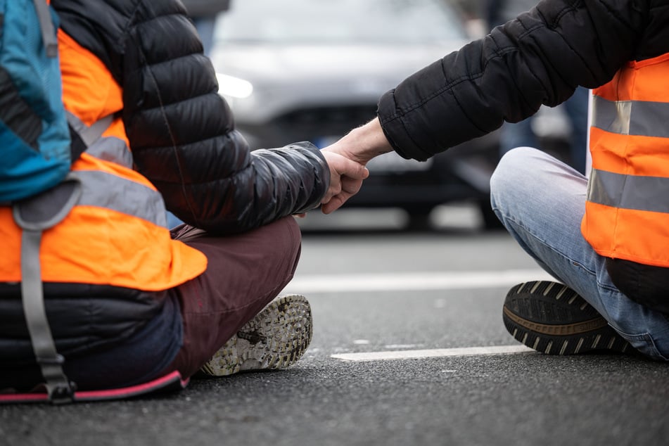 Aktivisten der Letzten Generation kleben sich aus Protest an Straßen fest, um mit ihren Aktionen auf die drängende Klimakrise aufmerksam zu machen. (Symbolbild)