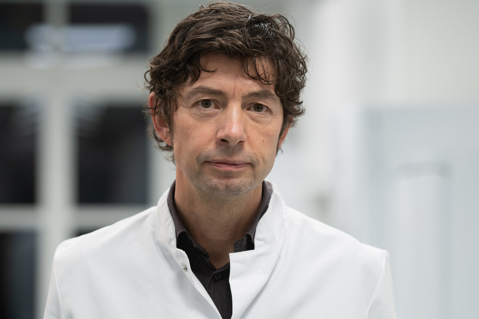 Christian Drosten, Direktor des Instituts für Virologie an der Charité in Berlin, steht im Institut, in dem Untersuchungen zum Coronavirus vorgenommen werden. (Archivbild)