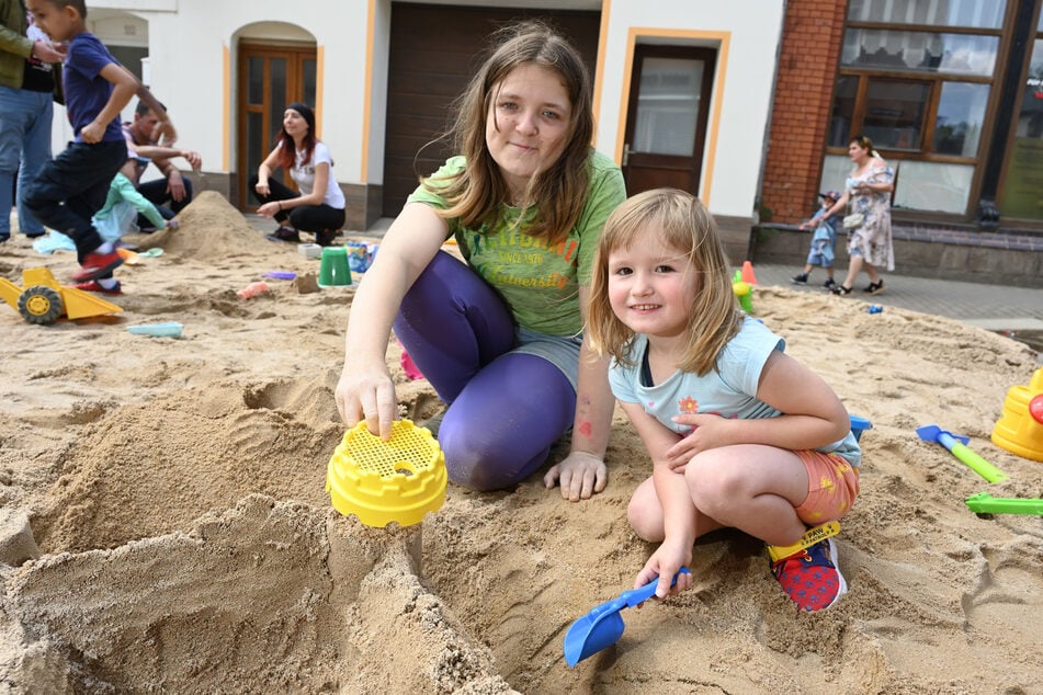 Jasmin (13) und Luna (4) träumten beim Sandburgenbau vom echten Strand.