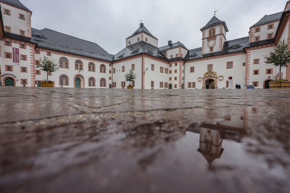 Schloss Augustusburg lädt seine Besucher ein, die historischen Räume mit Taschenlampen zu erkunden.