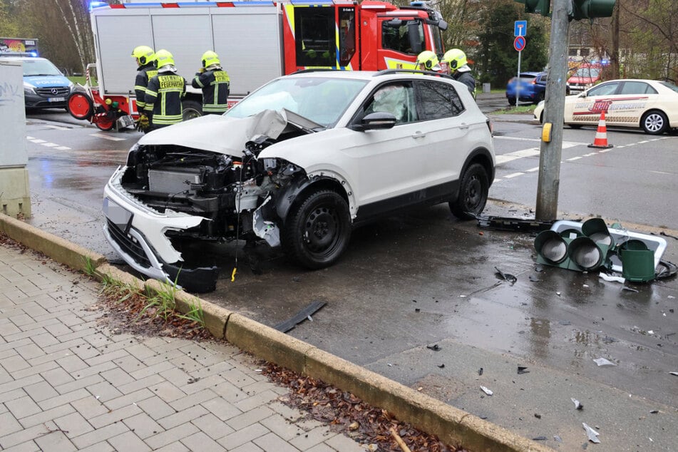 Der VW wurde gegen eine Ampel geschleudert.