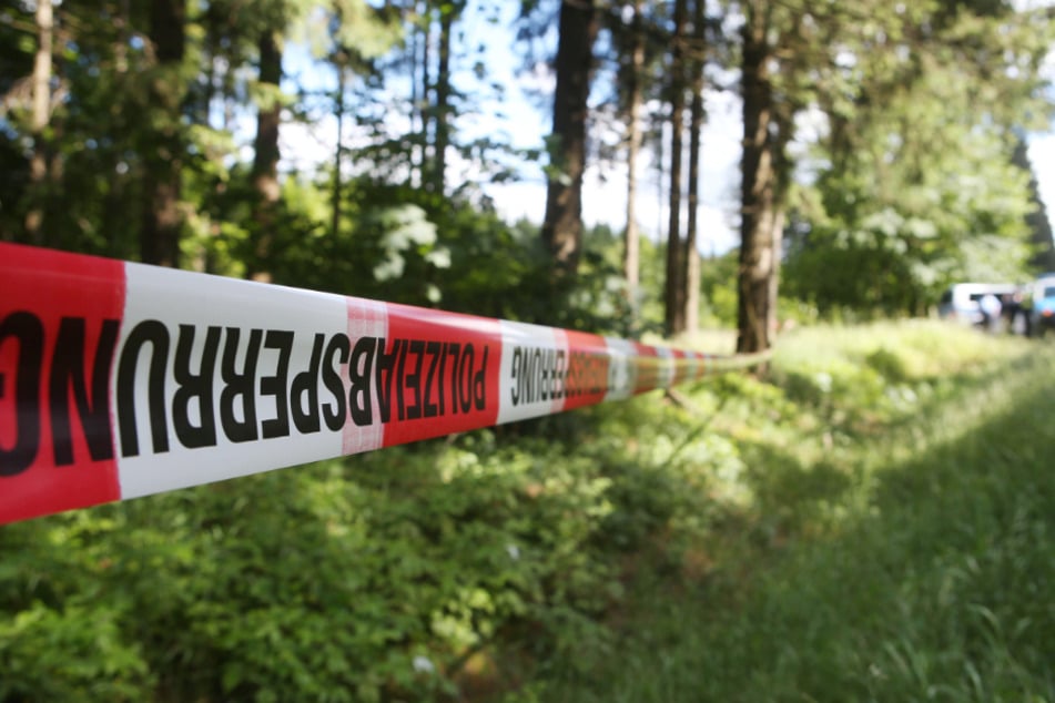 In einem Waldgebiet bei Eglfing in Bayern wurde die Leiche eines Mannes entdeckt. (Symbolbild)