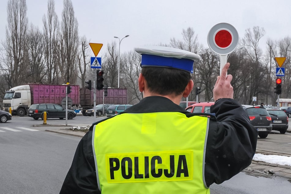 Die Polizei in Polen stoppte einen 81-jährigen Raser, der trotz Fahrverbot mit seinem Toyota unterwegs war. (Symbolbild)