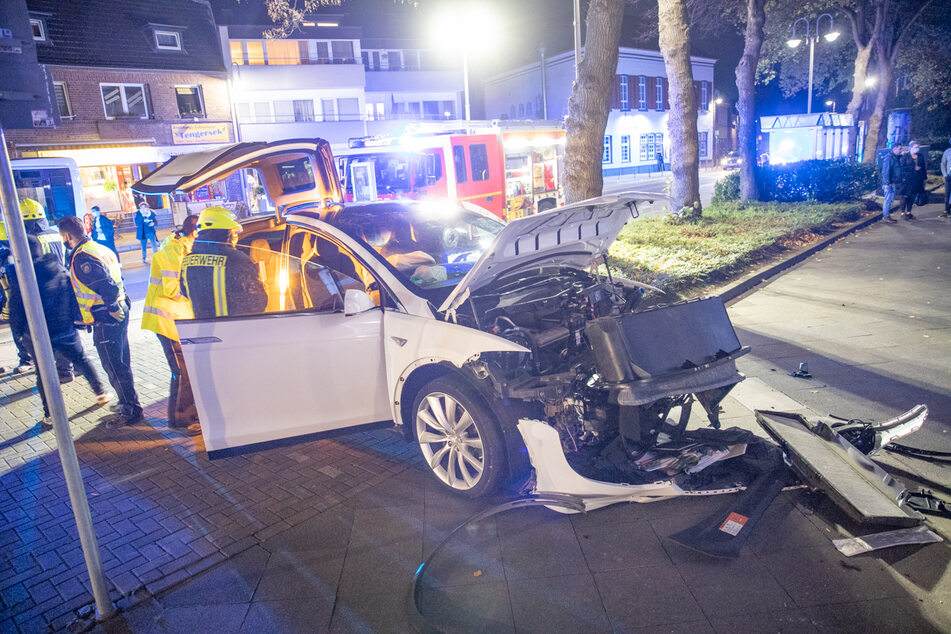 Das teure Elektroauto wurde dabei erheblich beschädigt.