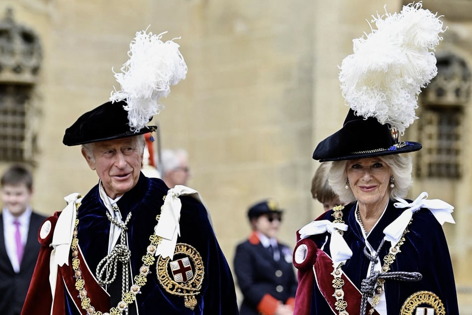 An der Seite von Prinz Charles (73) marschierte Herzogin Camilla (74) lächelnd zur St. Georgs Kapelle.
